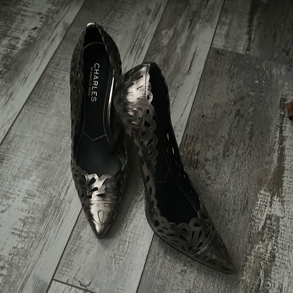 Beautiful leather shoes, stunning color.